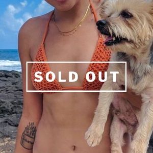 SOLD via V • acacia humuhumu top M 🍑